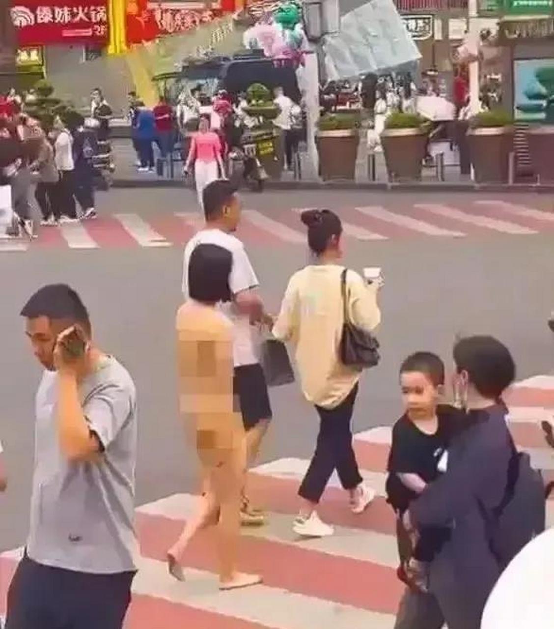 女孩子裸体在大街上行走,用这种行为来报复男朋友,只能说是自己太傻.