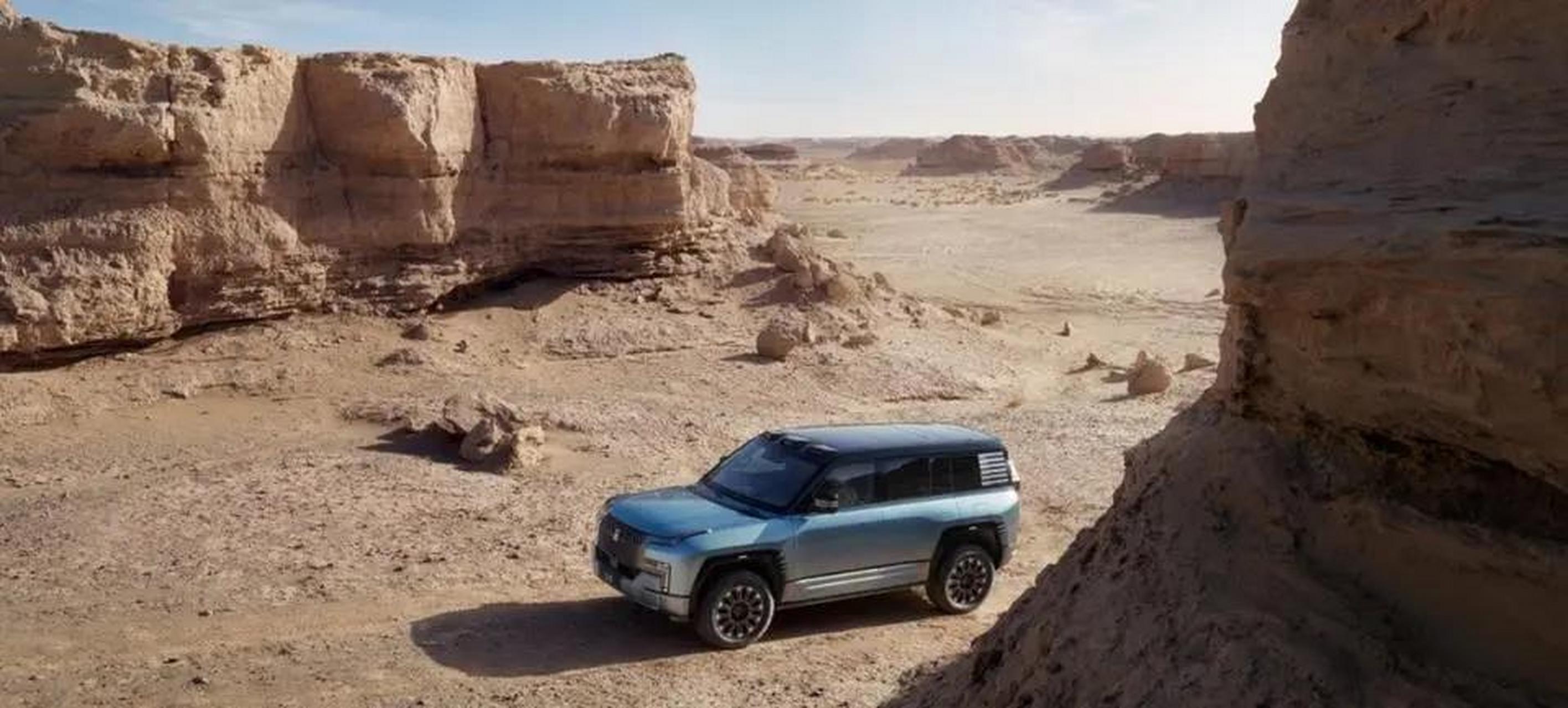 沙漠珠峰必鲁图峰位于巴丹吉林沙漠深处,海拔1611米,相对高度