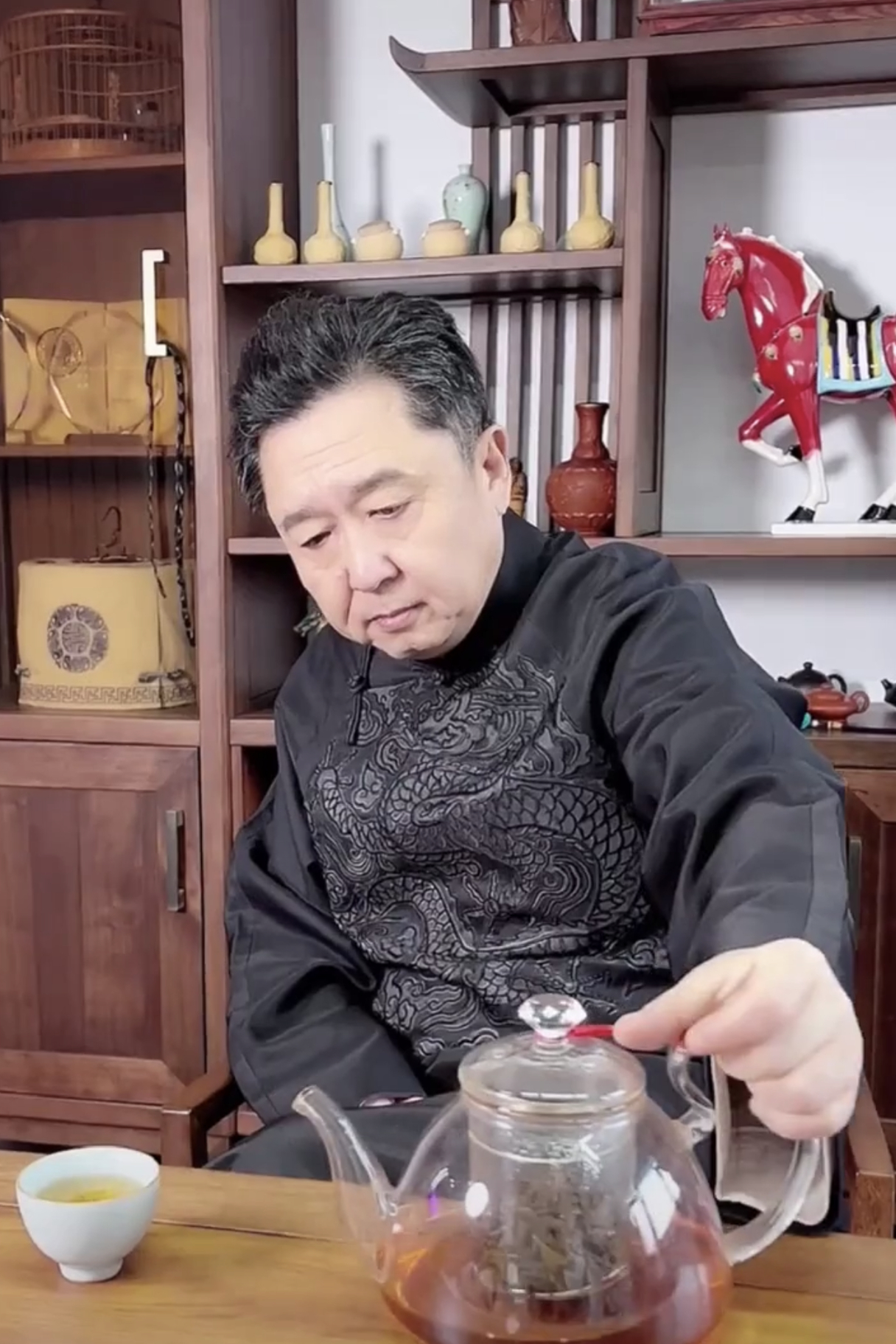 德云社于谦发布视频,新发型引发大家热议,粉丝:大爷少了个爱好