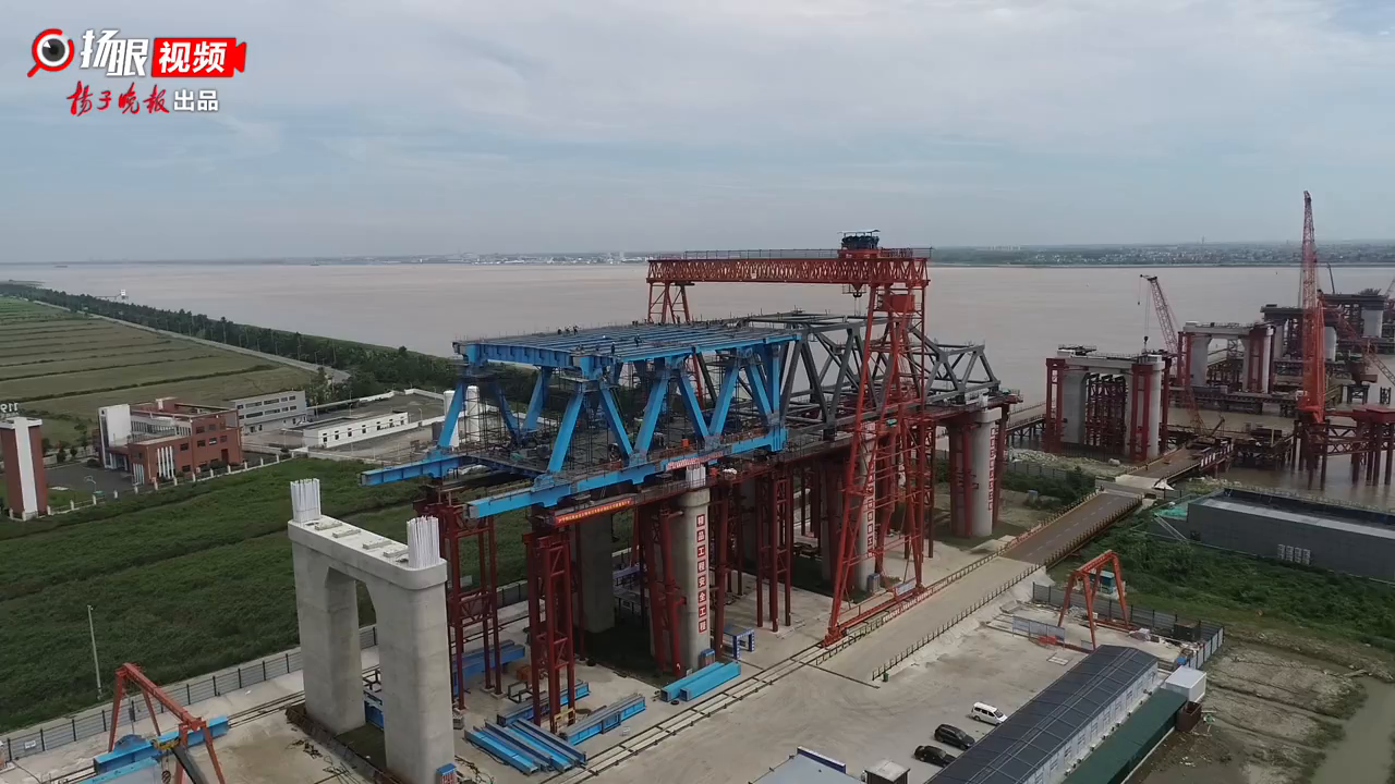 崇启公铁长江大桥非通航孔桥钢梁首轮架设完成