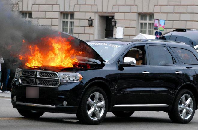 驾车行驶过程中出现发动机着火时应该怎样应对?