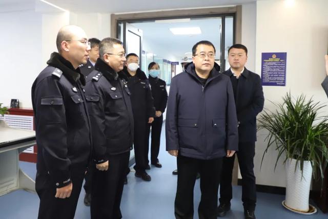 清涧县县长贺敬大年初一慰问节日值守公安民辅警