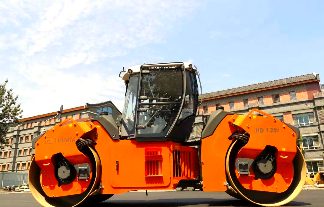 新一代悍马双钢轮压路机亮相,智能操控引领未来