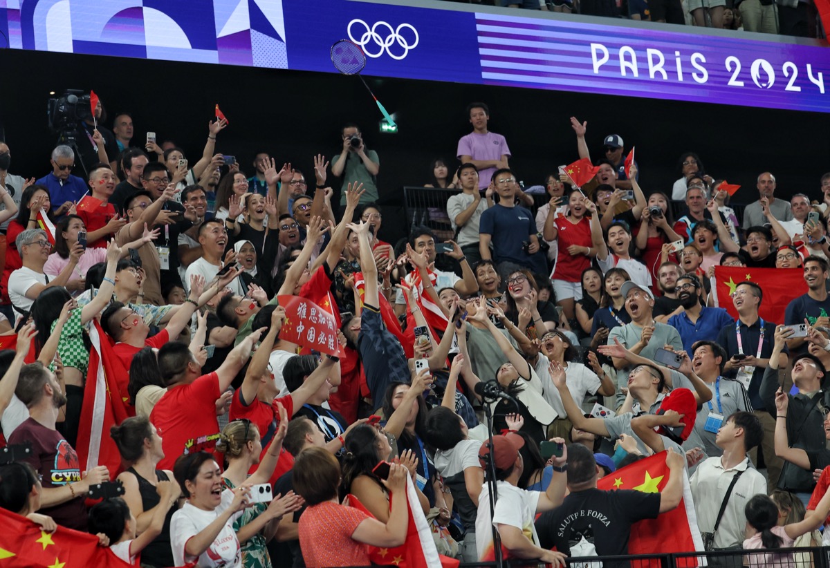 巴黎奥运会高清图集|"雅思"组合羽毛球混双夺冠,刘雨辰现场向黄雅琼