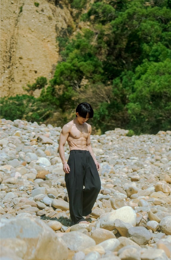 林宥嘉拍mv秀超猛胸肌腹肌,健身真实身材非常震撼