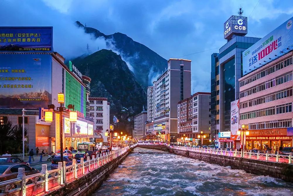 端端溜溜的照在,康定溜溜的城哟.