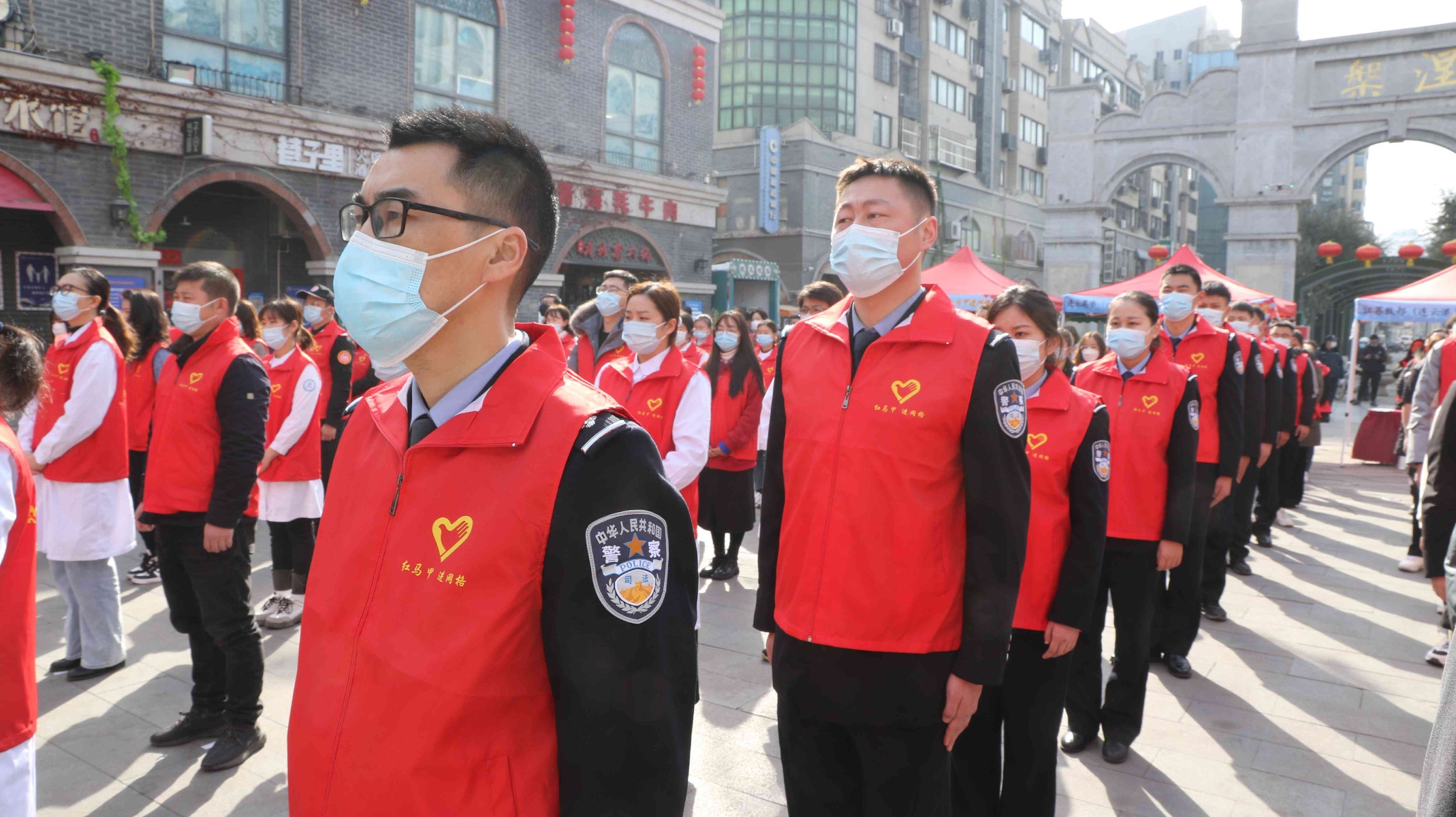 "红马甲 进网格"——连云港监狱开展"法润港城"普法志愿活动