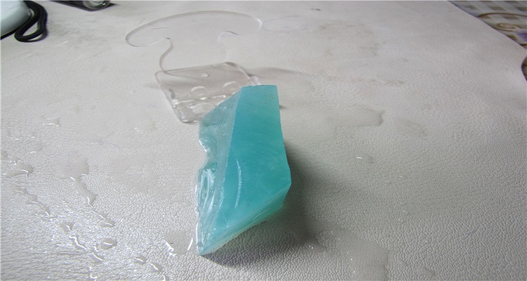 岫玉天青冻跑水后样子