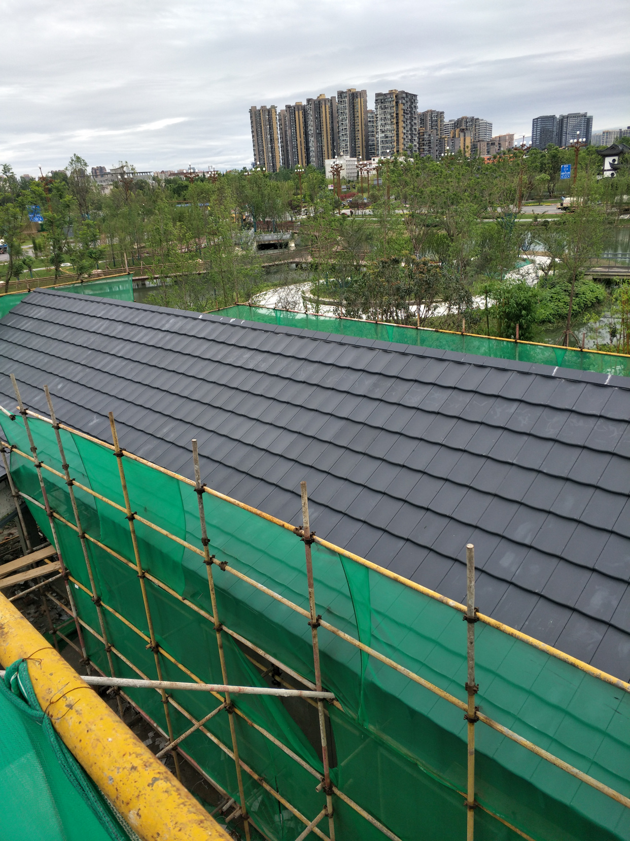 新中式平板瓦,曲面建筑屋顶高分子瓦安装展示