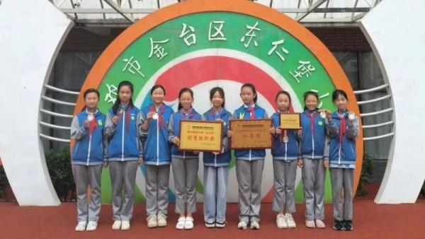 宝鸡市金台区东仁堡小学舞动彩带龙 一起向未来