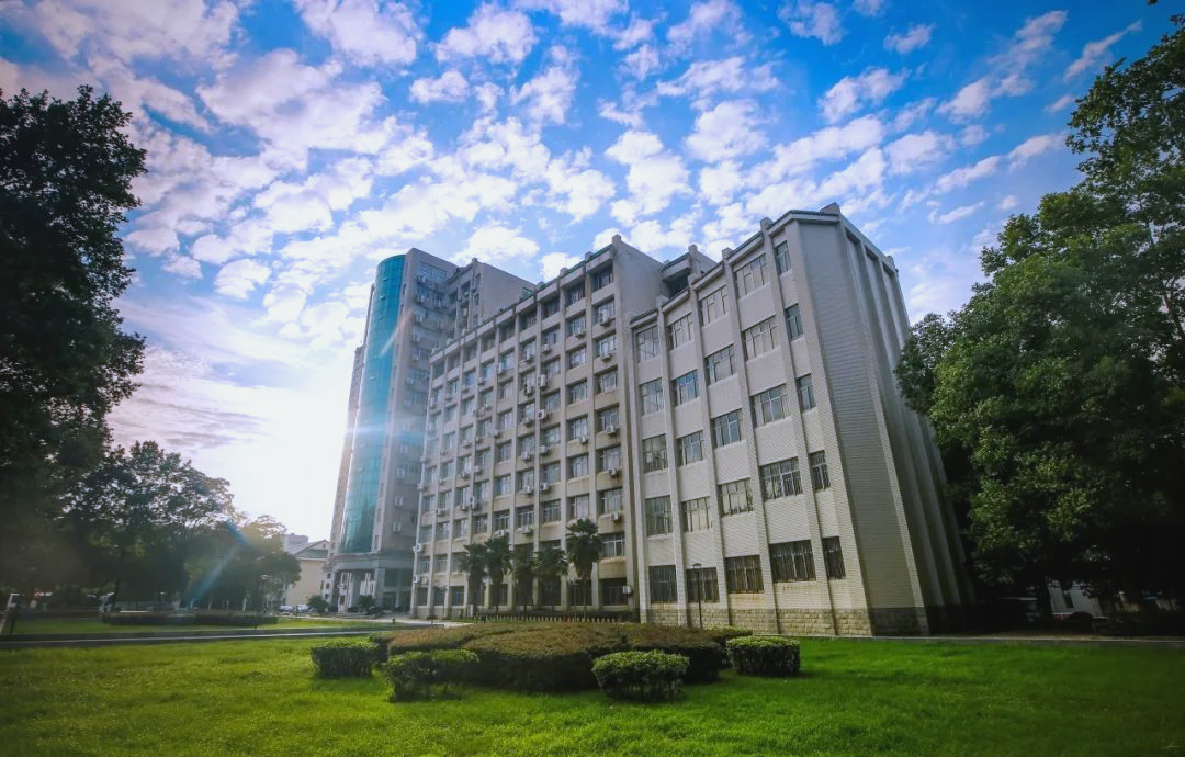 武汉理工大学校园探秘:小易带你遨游美景!