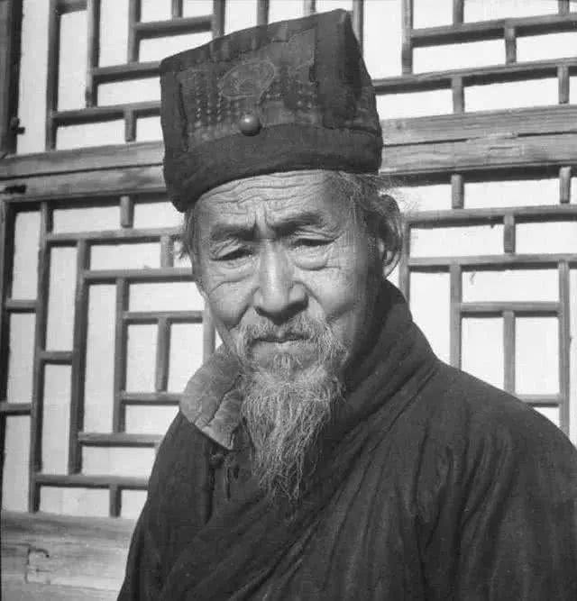 道士王圆箓:守护莫高窟三十余年,却成了余秋雨笔下的罪人和小丑