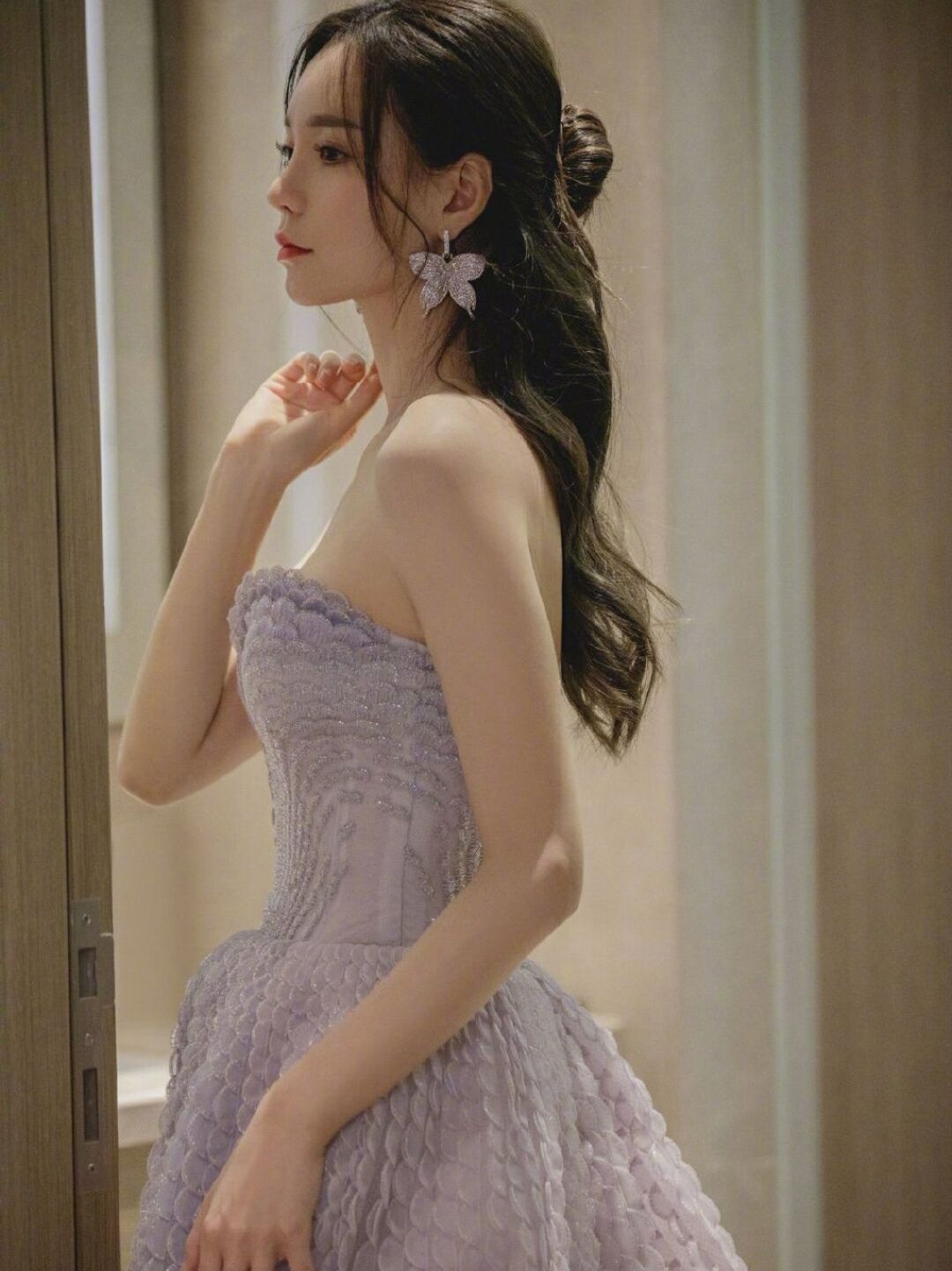 沈梦辰身材没得挑,穿抹胸裙太有"名媛范",高级又吸睛