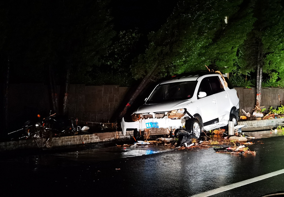 河南暴雨·救援丨米河镇受灾严重:桥梁被冲垮,路面淤泥成堆