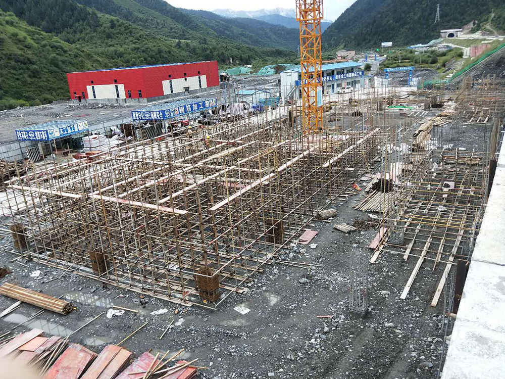 成兰铁路黄胜关站房主体结构封顶