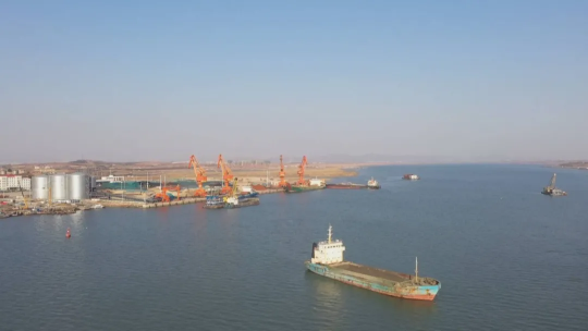 大型风电设备首次靠泊乳山港