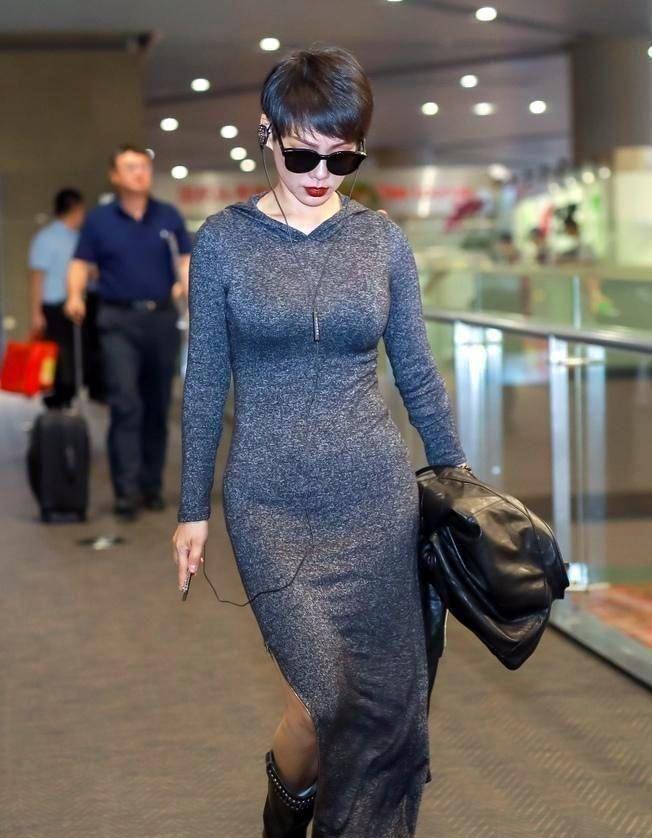 宁静又带火了一种新穿法,叫"大身穿小衣",括号臀太惊艳