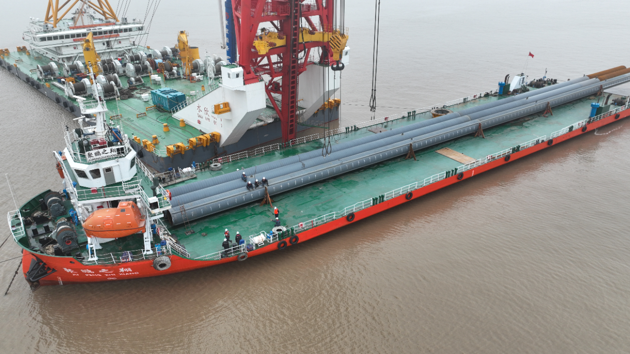 杭州湾跨海铁路大桥海上首根钢管桩沉桩成功