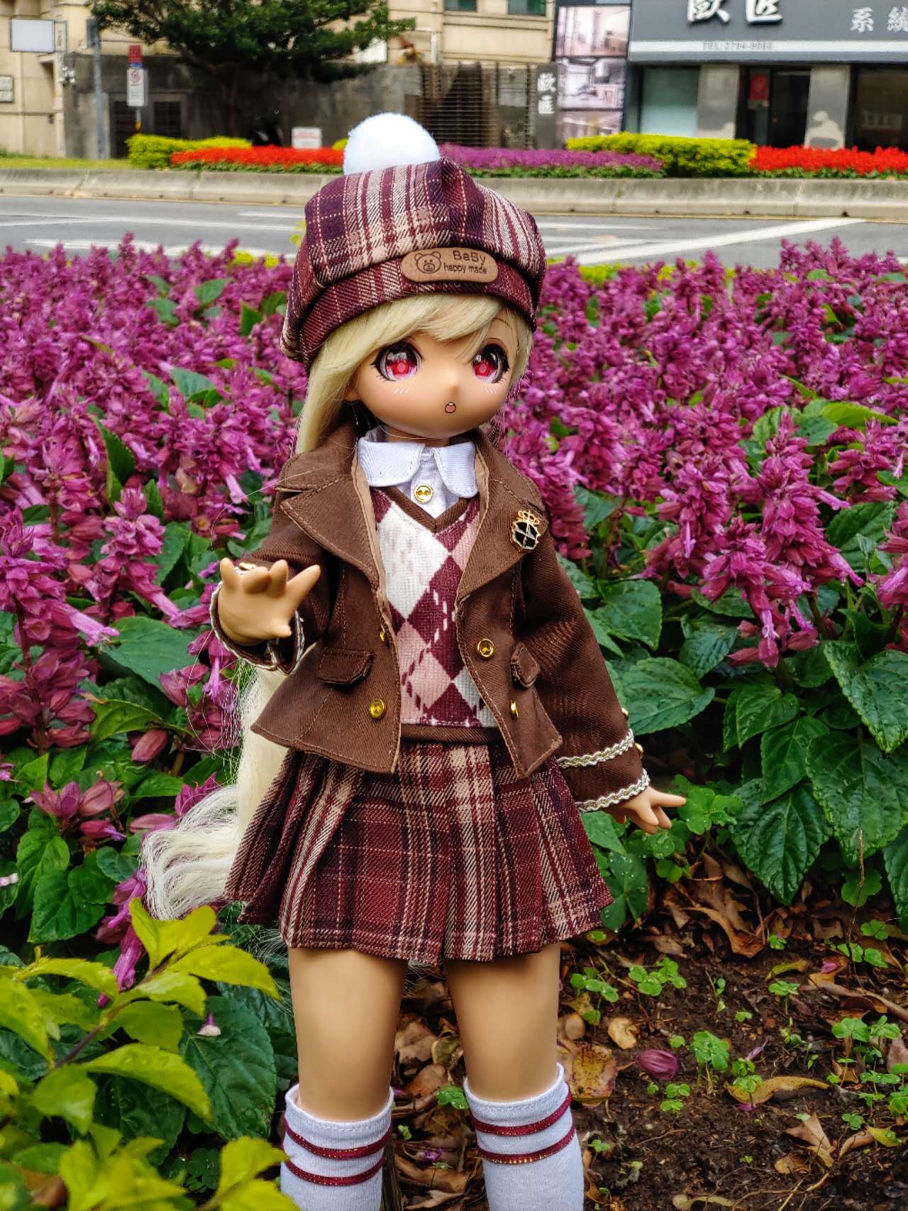 给娃娃穿上一套粉色马甲和内搭红白条纹连衣裙的搭配非常显白又温柔