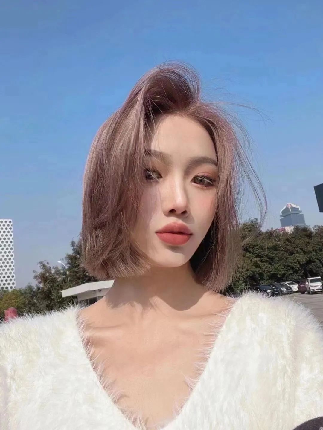 简单大方的茶系短发