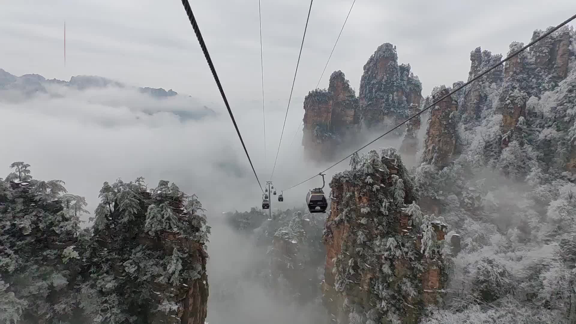 张家界天子山:云漫峰峦 冰雪添韵
