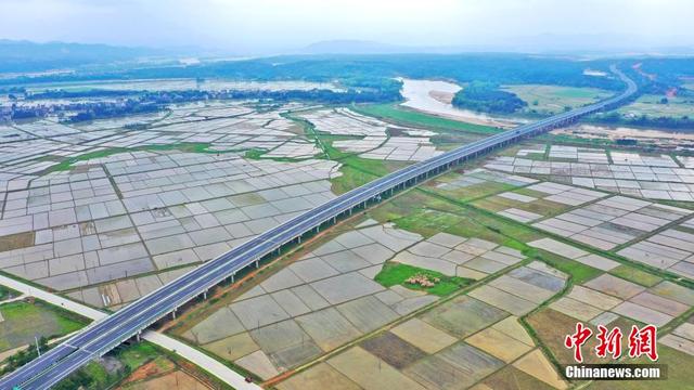 航拍抚吉高速公路犹如"长龙"穿越田野美如画卷