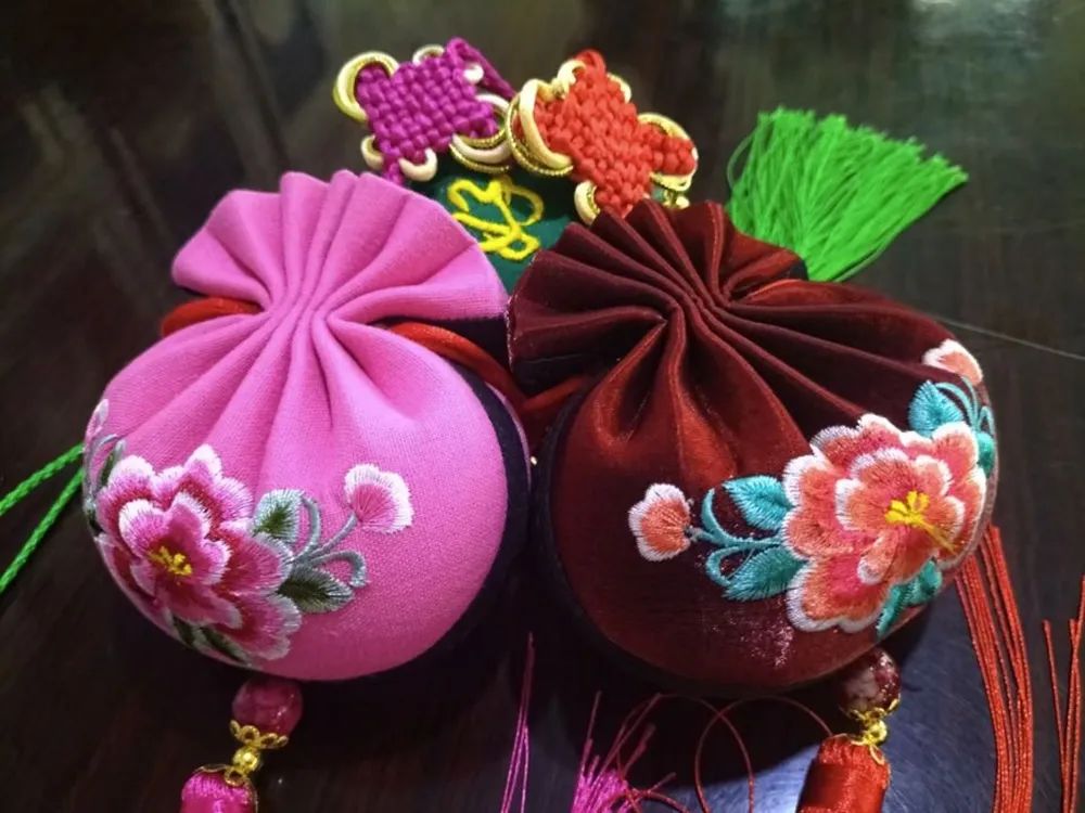 张秀芳穿针引线绣出好日子