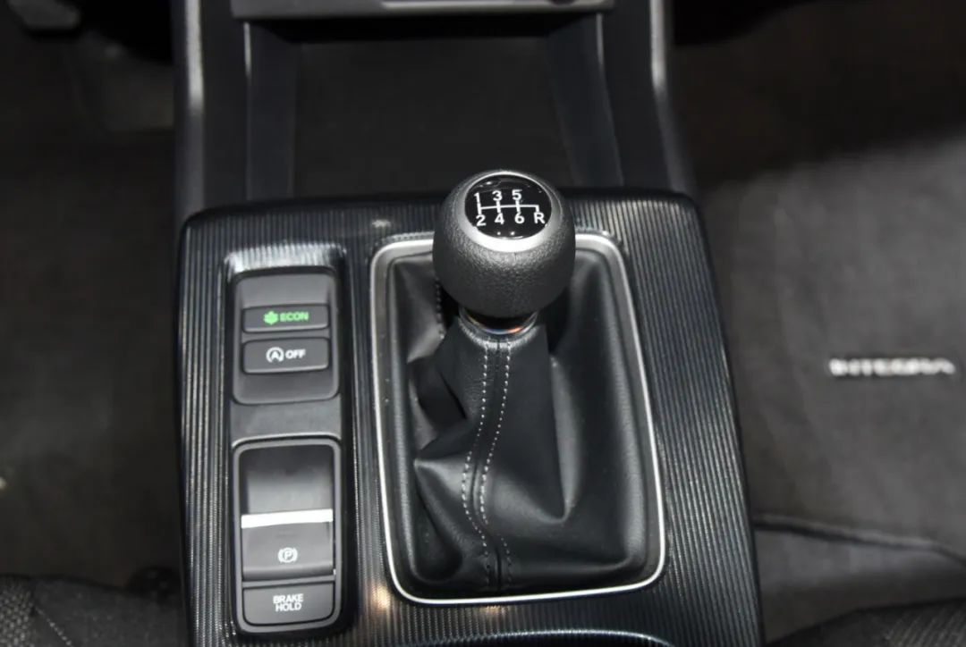 手动挡车挂一档,用力踩油门导致转速过高,会伤车吗