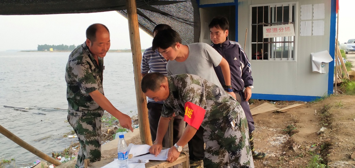 黄喜忠赴恒湖垦殖场防汛大堤看望抗洪一线人员