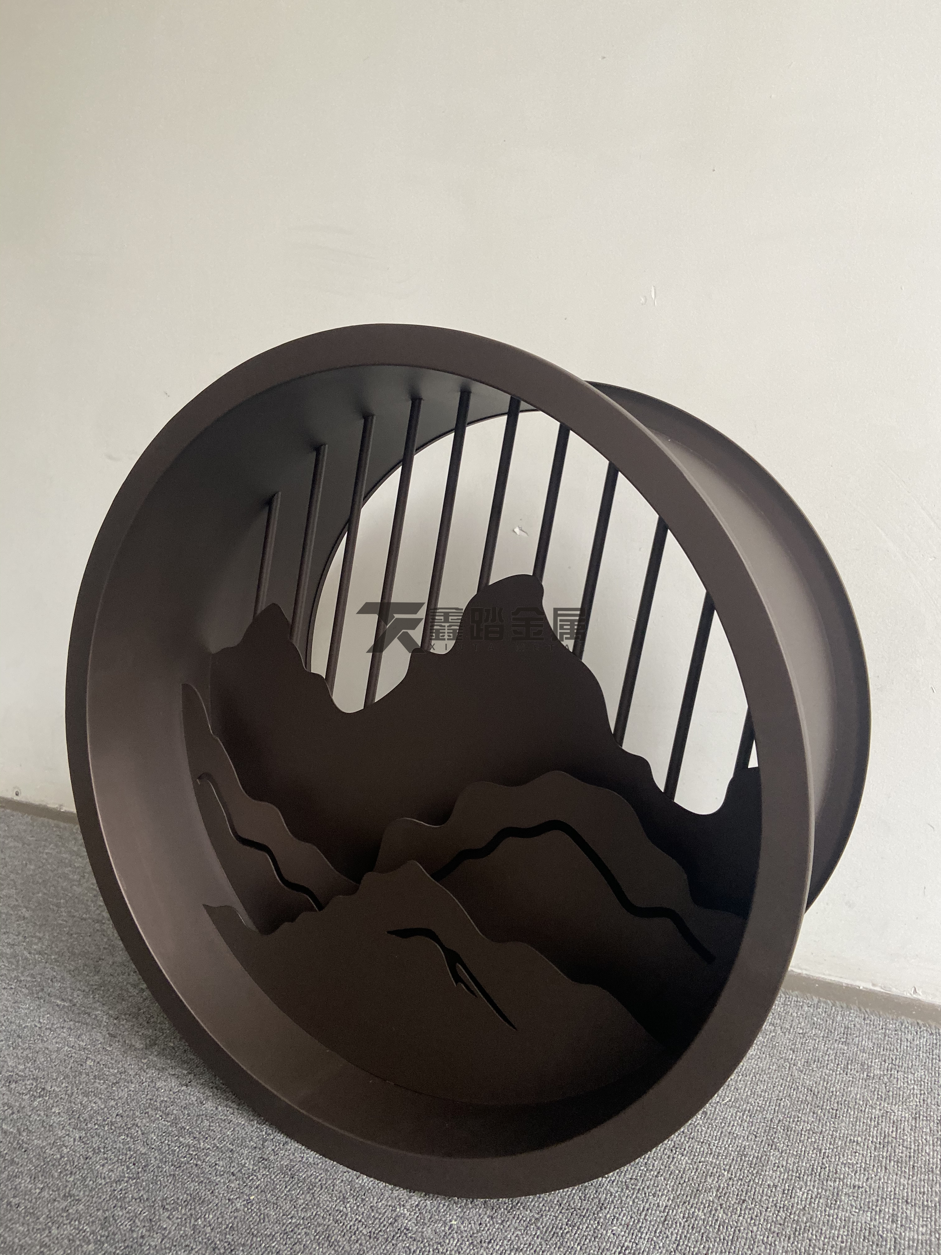 深咖色烤漆不锈钢山形屏风,新潮元素的加入不过时