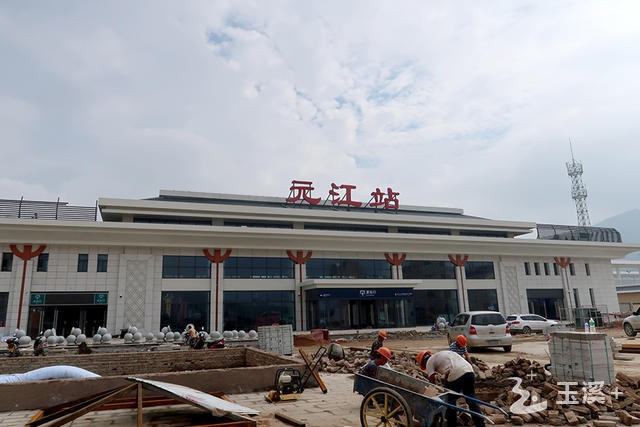 玉磨铁路元江站站前广场加紧收尾施工