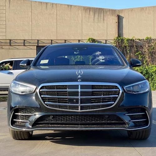 见到一款奔驰s500,屁股上的车标是一个略瘦长的银色的盾