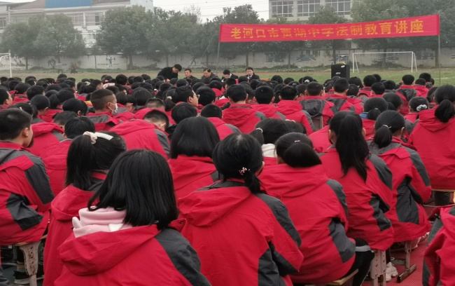 贾湖中学举办法制教育讲座