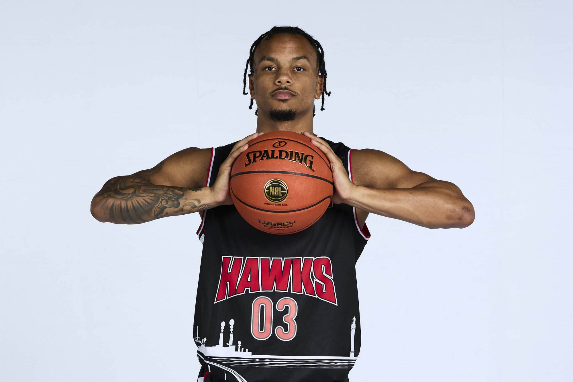 伊拉瓦拉老鹰官方:外援贾斯汀-罗宾逊右膝半月板撕裂 可能赛季报销