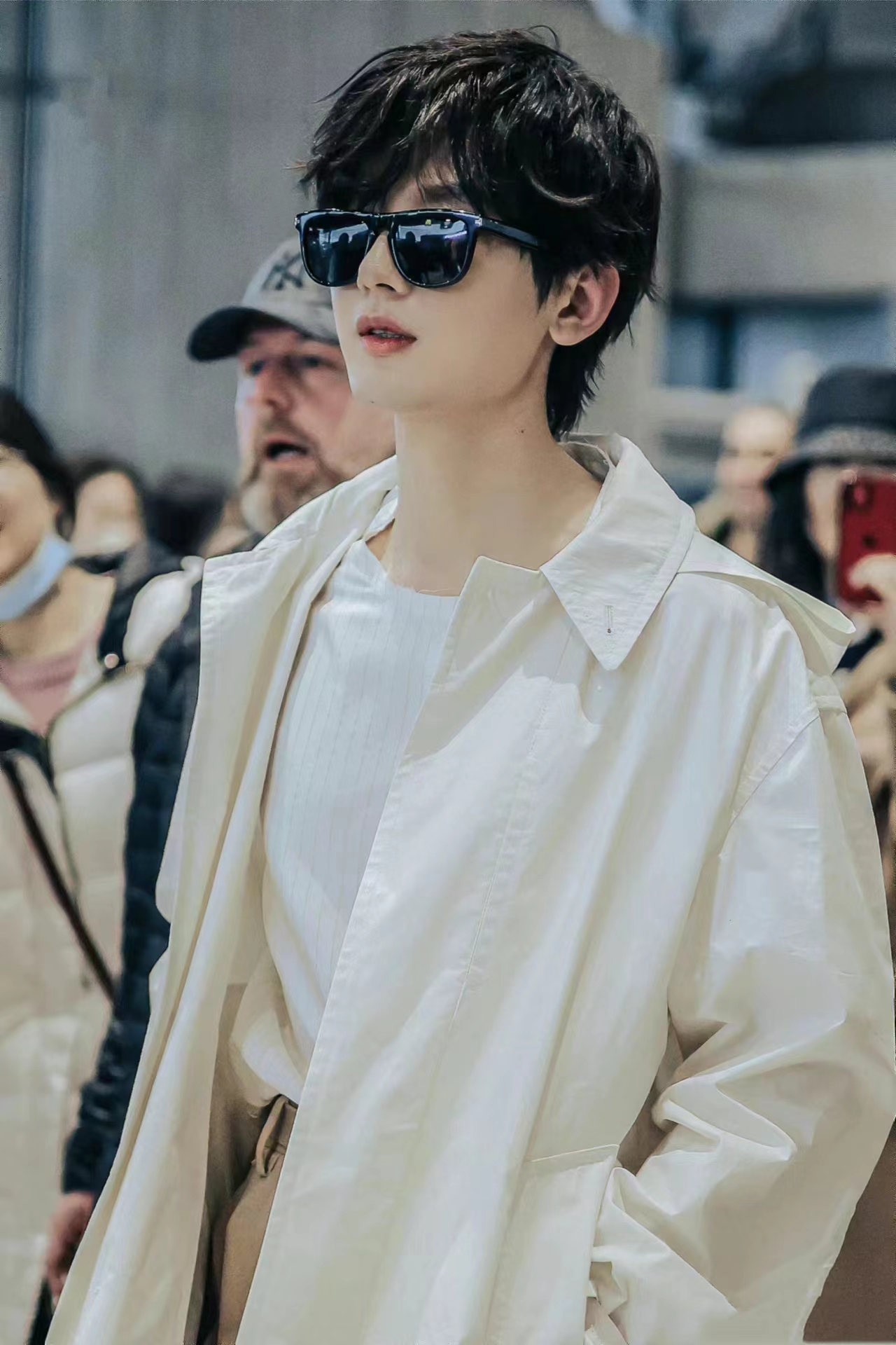 成毅结束巴黎之行回国,一袭白色长款风衣,清爽又帅气!