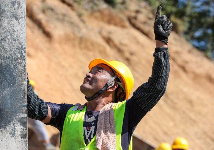 高质量建设离不开辛苦劳动 烈日当空铁建人火热施工