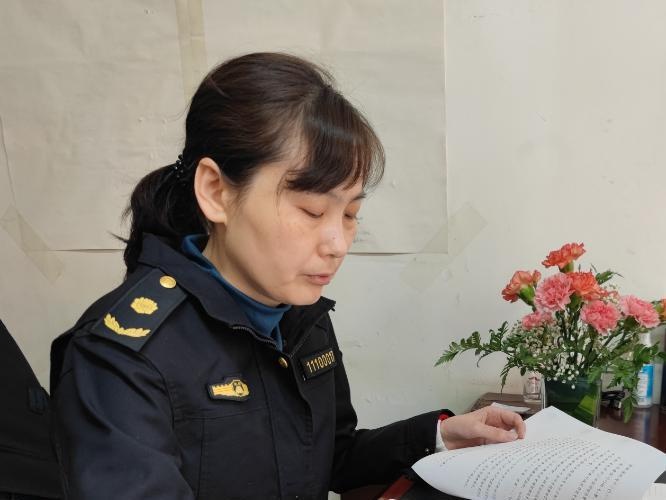房山区城市管理委致敬最美城管女队员