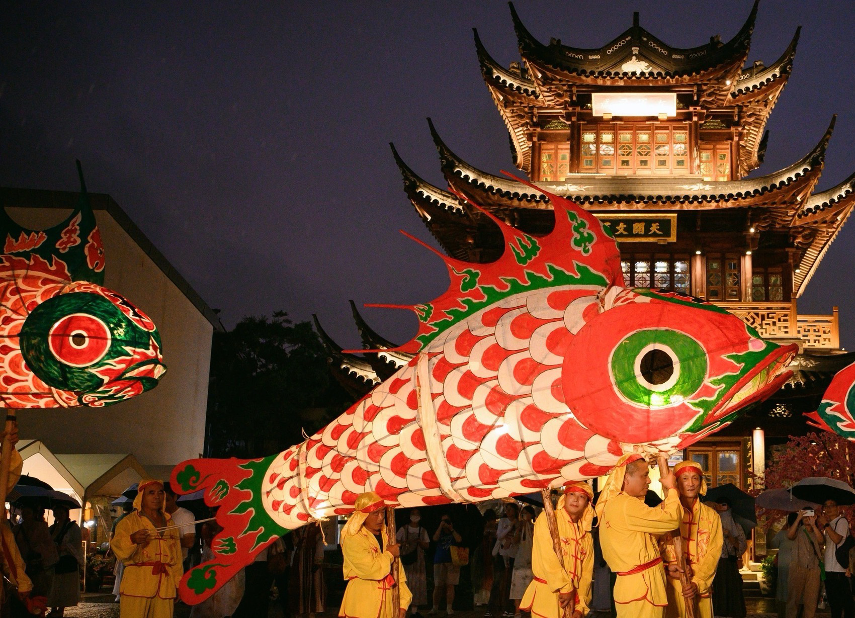 非遗国际时装秀:汪满田鱼灯秀引领徽州古城展现传统与潮流的融合