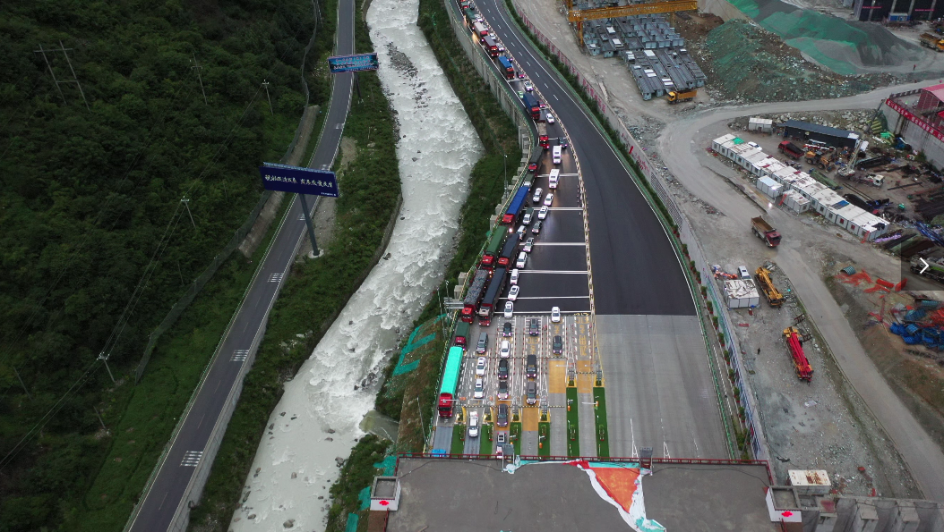 近200多辆车堵在雅康高速康定收费站,原因