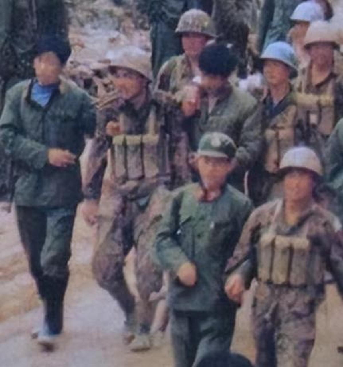 1979年,对越自卫反击战中,冯增敏带着200多人向越军投降,回国后被判10