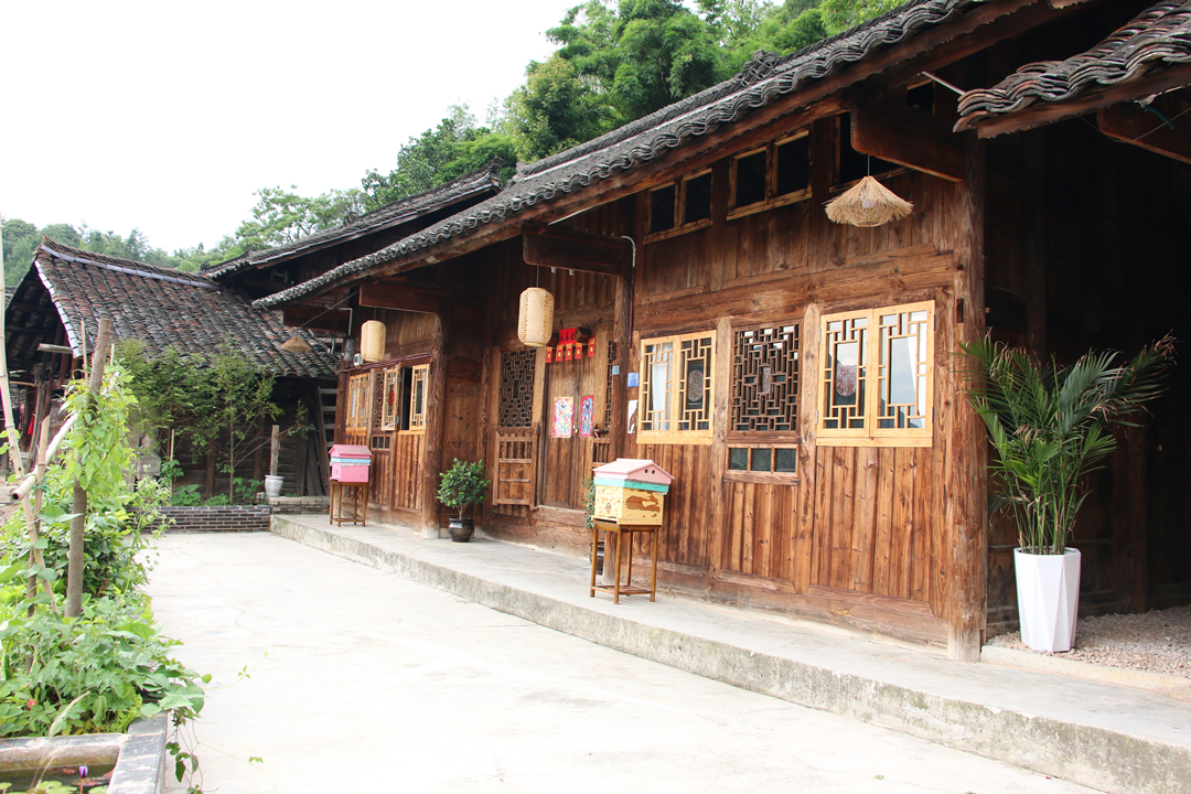 凯里市万潮镇:干群携手齐上阵 乡村庭院展新颜