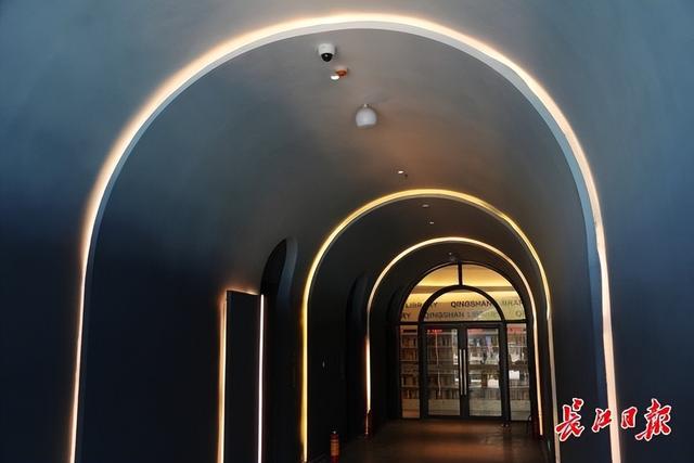 24小时城市书房不打烊,44年历史的青山区图书馆即将新颜亮相