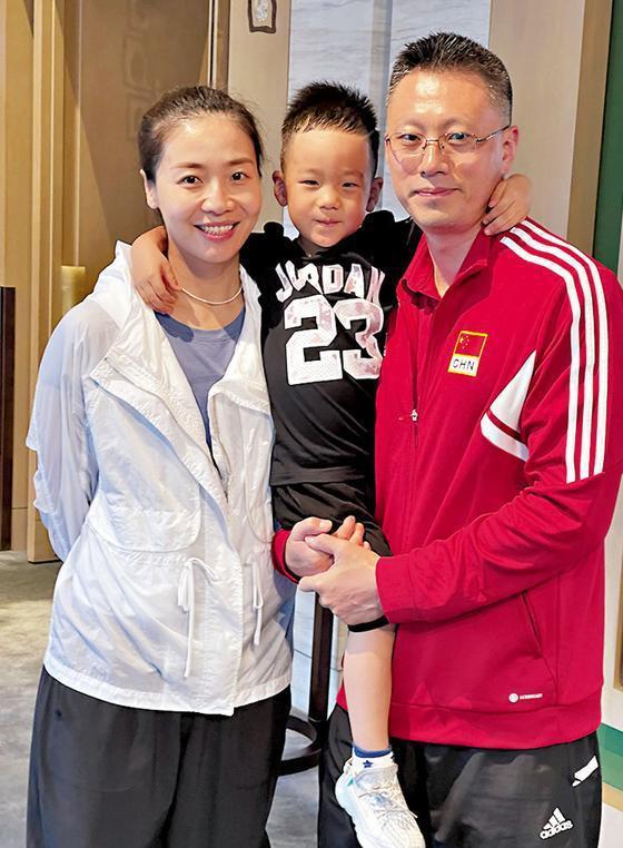 帅气儿子调皮,网友:不愧是郎平孙子