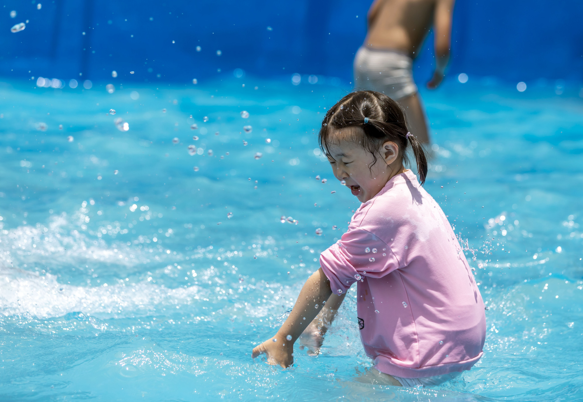 贵州黔西:戏水消暑萌娃乐