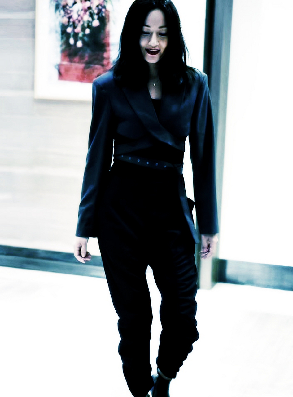 初代超模瞿颖,令人难以置信的52岁,散发着一种风格和活力,不亚于年轻!