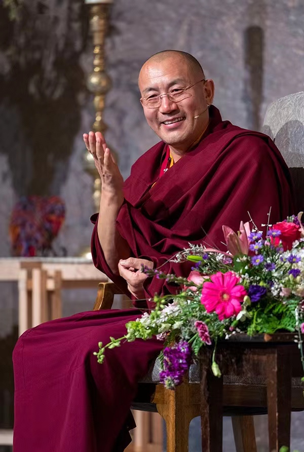 慈诚罗珠堪布说:"我用了一年的时间,拍了一棵银杏树的春夏秋冬.我们