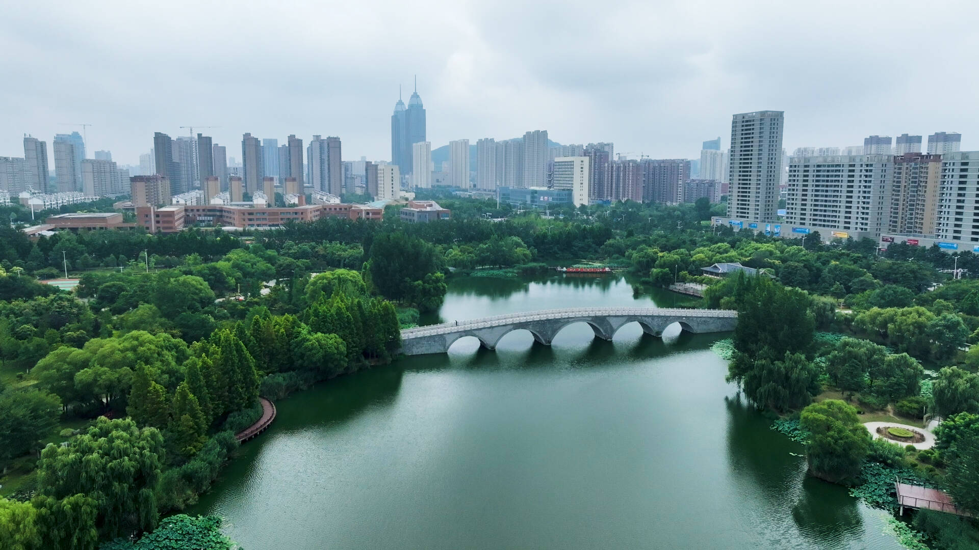 航拍夏日枣庄龙潭公园 满目苍翠美如画