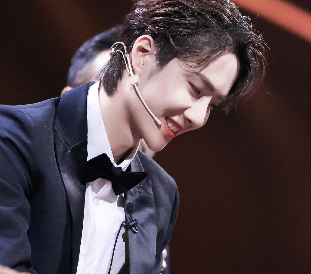 王一博秀魔术二连翻车,公孙无名救场魔术搞懵布布,带孩子太难了