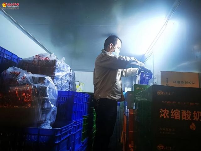 送奶工:凌晨五点开始工作,让牛奶不断档