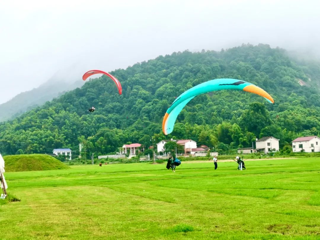 网红打卡点黑麋峰滑翔伞基地